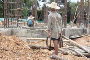 les enfants sont forcés de travailler dans la construction., enfants violents et concept de traite, lutte contre le travail des enfants, journée des droits le 10 décembre. photo