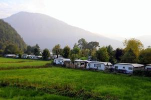 voyage à sankt-wolfgang, autriche. le camping sur le terrain verdoyant dans les montagnes. photo