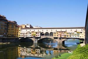 belle vue sur ponte vechio, vieux pont à florence sur le fleuve arno photo