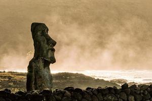 moais à ahu tongariki sur l'île de pâques photo