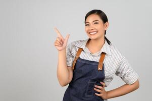 portrait asiatique jeune femme sourire avec plaisir en uniforme de serveuse photo