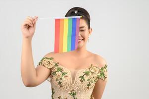 Jeune belle mariée asiatique avec drapeau arc-en-ciel sur fond blanc photo