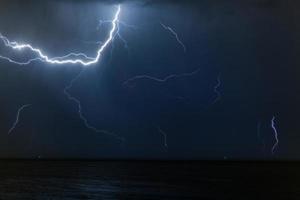 éclaircissant sur l'eau la nuit photo