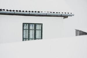 une chute de neige abondante dans les carpates roumaines dans le village de sirnea, brasov. vrai hiver avec de la neige dans le pays photo