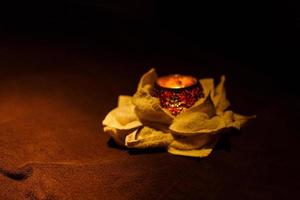 bougie, serviettes et savon avec une fleur jaune sur un concept de spa de fond en bois photo