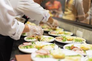 cuisiniers préparant des plats photo