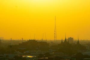 ville de bangkok au coucher du soleil photo