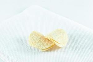 chips de pomme de terre sur tissu photo