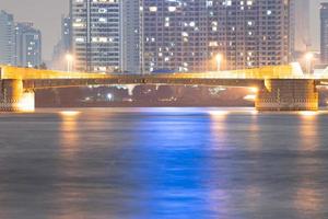 Pont sur la rivière dans la ville de Bangkok photo