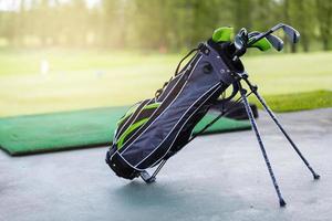 clubs de golf dans un complexe de golf. ensemble de clubs de golf photo