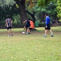 new delhi, inde - 01 juillet 2018 - footballeurs de l'équipe de football locale pendant le match dans le championnat régional de derby sur un mauvais terrain de football. moment chaud du match de football sur le terrain en herbe verte du stade photo