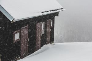 une chute de neige abondante dans les carpates roumaines dans le village de sirnea, brasov. vrai hiver avec de la neige dans le pays photo