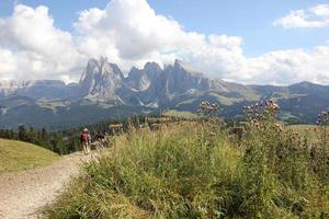 dolomites - une chaîne de montagnes dans les alpes orientales photo