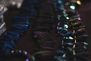 gros plan photo conceptuelle de cristaux bleus violets scintillants