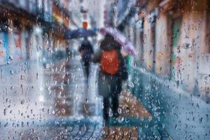 bilbao, vizcaya, espagne, 2023 - personnes avec un parapluie les jours de pluie en hiver, bilbao, espagne photo