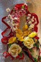 figure 8 faite de ruban et de fleurs artificielles pour la célébration de la journée internationale de la femme sur fond argenté avec place pour texte photo