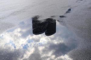 vrai soleil et éclairage artificiel. photo abstraite de lumière et d'obscurité.