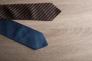 cravates en soie sur fond de bois