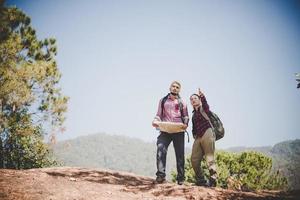 jeune couple de touristes en randonnée vers une montagne