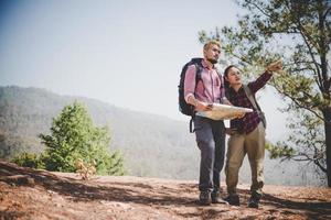 jeune couple de touristes en randonnée vers une montagne