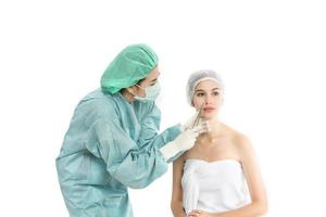 belle jeune femme recevant une injection de botox photo