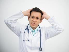 Portrait en gros plan d'un médecin frustré photo