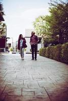 Portrait d'un couple hipster marchant dans la rue photo