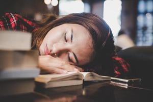 Portrait d'un adolescent hipster dormant sur la table au café photo