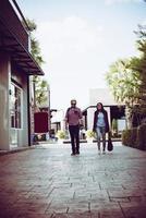 Portrait d'un couple hipster marchant dans la rue