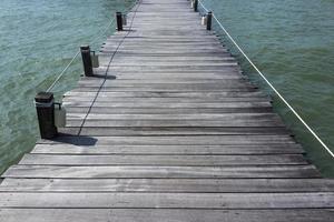 quai en bois sur l'eau pour le fond photo