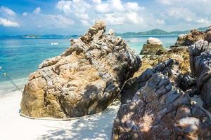 île tropicale rock sur la plage avec un ciel bleu nuageux photo