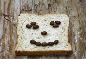 visage souriant fait de café et de pain