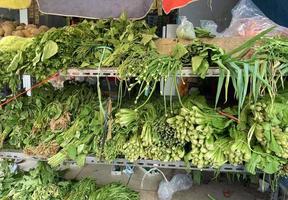 légumes frais disposés en étagères photo