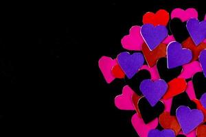 coeur multicolore sur fond noir pour la saint valentin photo