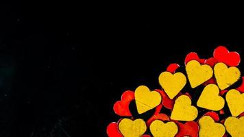 coeur sur fond noir pour la saint valentin photo