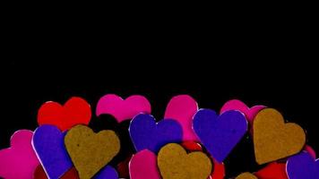 coeur multicolore sur fond noir pour la saint valentin photo