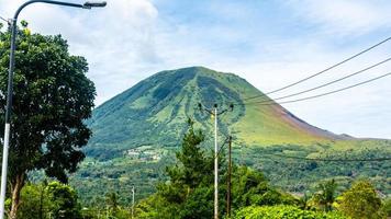 la belle montagne de lokon dans la ville de tomohon photo