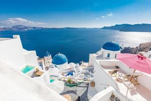 beau paysage panoramique avec vue sur la mer. vacances de voyage d'été en europe oia, santorin, île de grèce. paysage touristique insouciant destination européenne. architecture blanche sur l'île de santorin, grèce photo