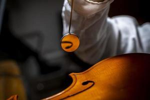 jeune luthier chinois au travail dans son atelier photo