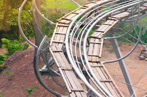 rail rollercoaster aventureux, traverser dans la forêt latérale photo