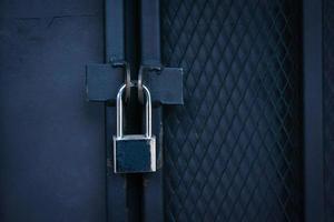 libre porte verrouillée, cadenas sur une porte en fer métallique. photo