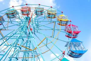 grande roue sur fond de ciel bleu, grande roue vintage colorée photo