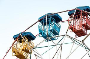 grande roue joueur des enfants amusants avec ciel bleu, grande roue ancienne et vintage photo