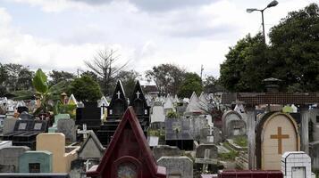 cimetière public aux sépultures variées. photo