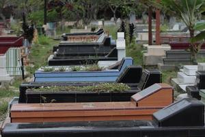 un mangeur public place des tombes dans des endroits isolés et calmes photo