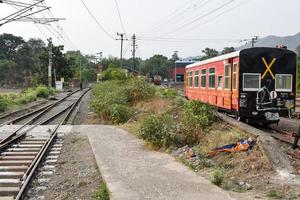 vue sur les voies ferrées du train jouet depuis le milieu pendant la journée près de la gare de kalka en inde, vue sur la voie du train jouet, jonction ferroviaire indienne, industrie lourde photo