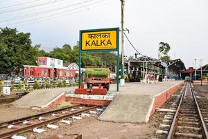 vue sur les voies ferrées du train jouet depuis le milieu pendant la journée près de la gare de kalka en inde, vue sur la voie du train jouet, jonction ferroviaire indienne, industrie lourde photo