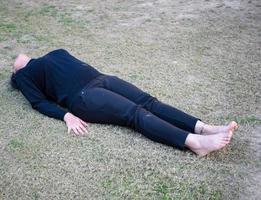 jeune femme indienne pratiquant le yoga en plein air dans un parc. belle fille pratique la pose de yoga de base. calme et détente, bonheur féminin. poses de yoga de base en plein air photo