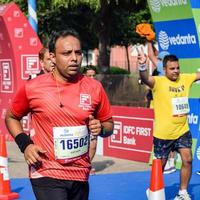 new delhi, inde - 16 octobre 2022 - course de semi-marathon vedanta delhi après covid dans laquelle les participants au marathon sont sur le point de franchir la ligne d'arrivée, semi-marathon de delhi 2022 photo