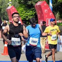 new delhi, inde - 16 octobre 2022 - course de semi-marathon vedanta delhi après covid dans laquelle les participants au marathon sont sur le point de franchir la ligne d'arrivée, semi-marathon de delhi 2022 photo